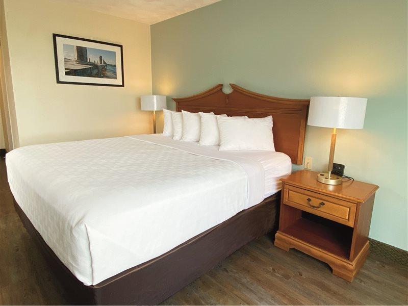 Comfort Inn At Newport Beach Мидълтаун Екстериор снимка