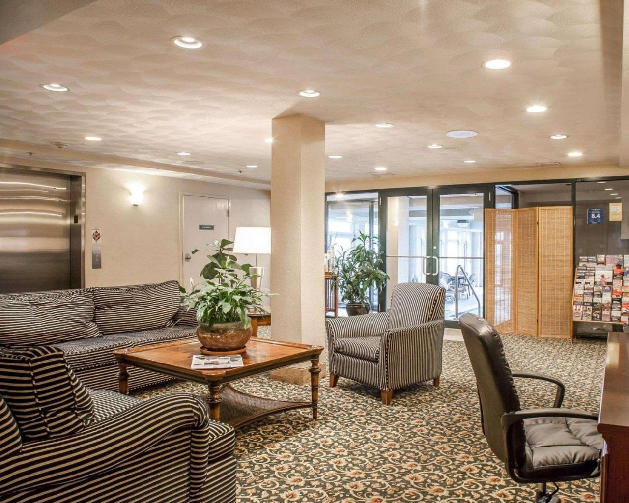 Comfort Inn At Newport Beach Мидълтаун Екстериор снимка