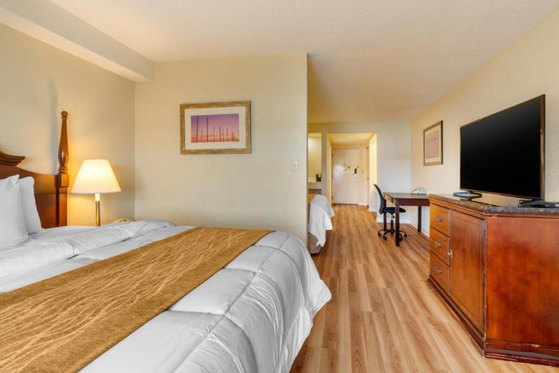 Comfort Inn At Newport Beach Мидълтаун Екстериор снимка